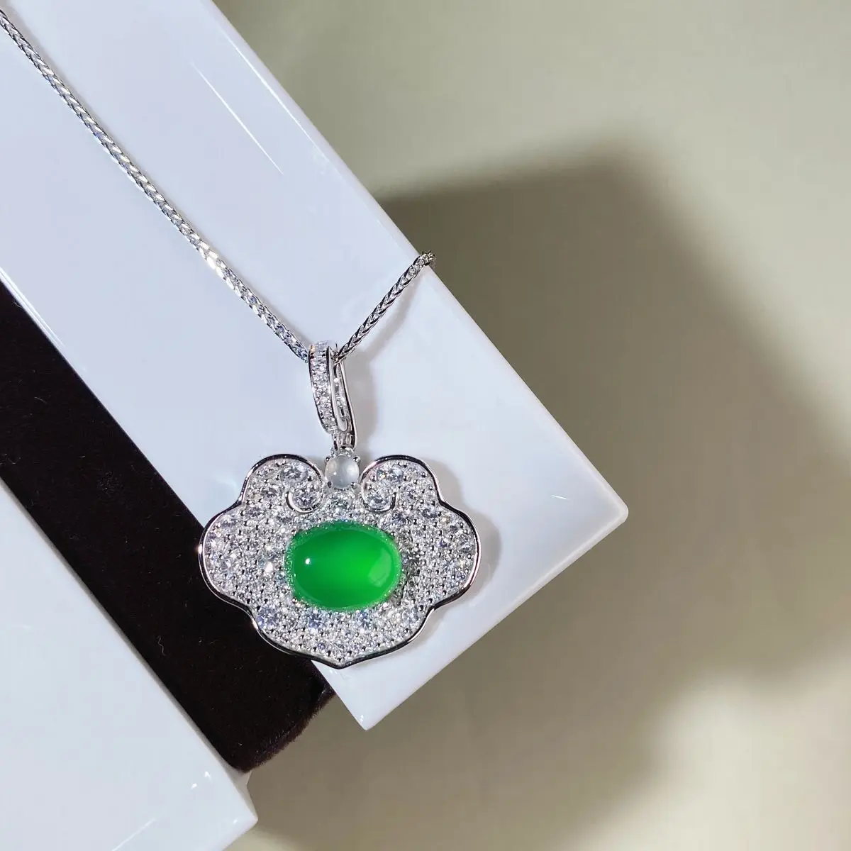 

PT950 platinum necklace with a female-shaped imperial green pendant, green egg-shaped jadeite agate choker chain