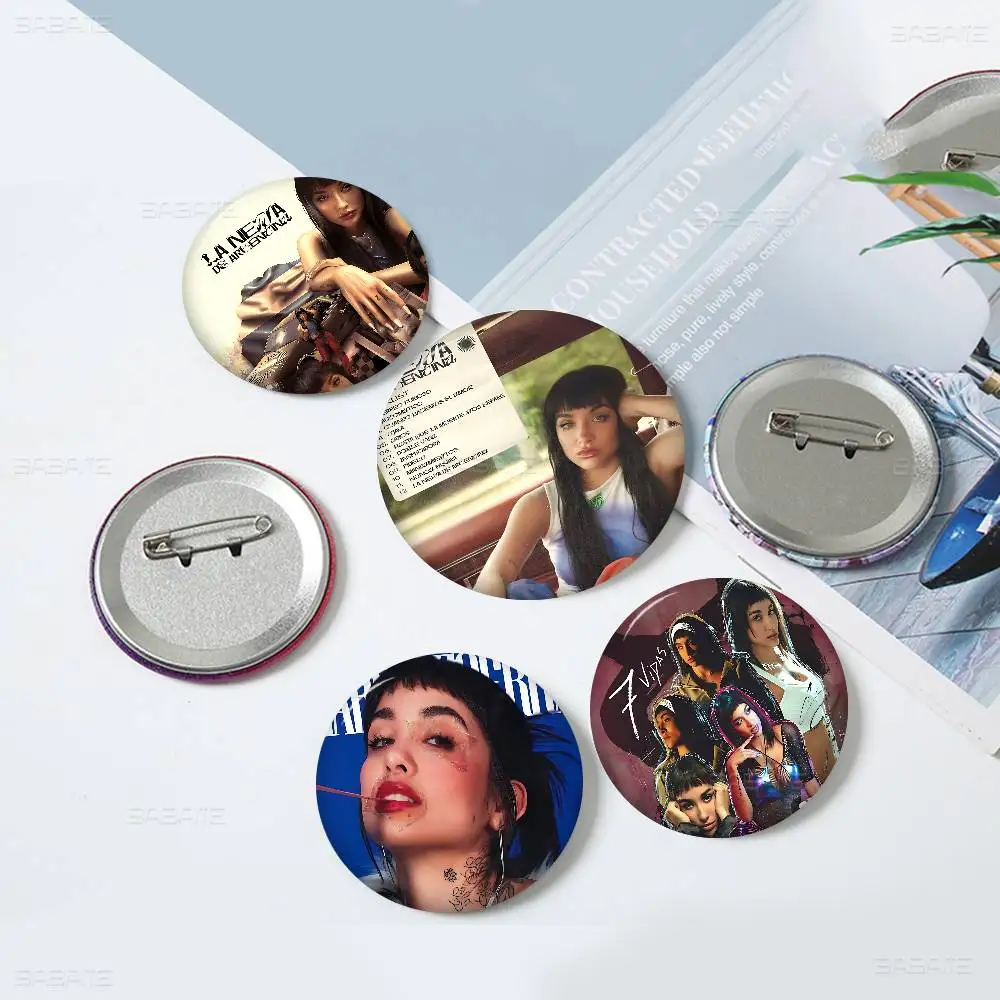 Maria Becerra La Nena De Argentina broches De dibujos animados insignia De Anime broche redondo hecho a mano alfileres De solapa joyería para mochila ropa