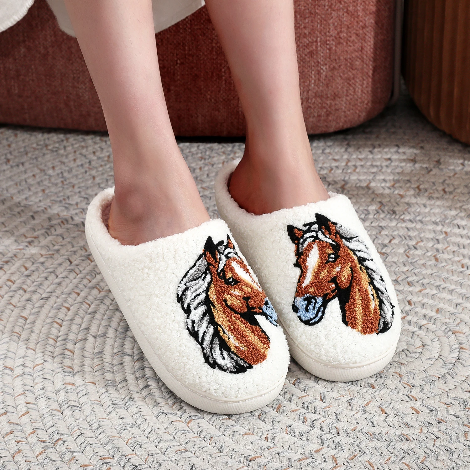 Granjero Ranch Patrón de caballo de felpa bordada para el hogar Zapatillas peludas cómodas de suela gruesa Zapatillas de interior antideslizantes cálidas y lindas Regalos de caballo en espiral para padres y caballos se pueden usar por hombres y mujeres