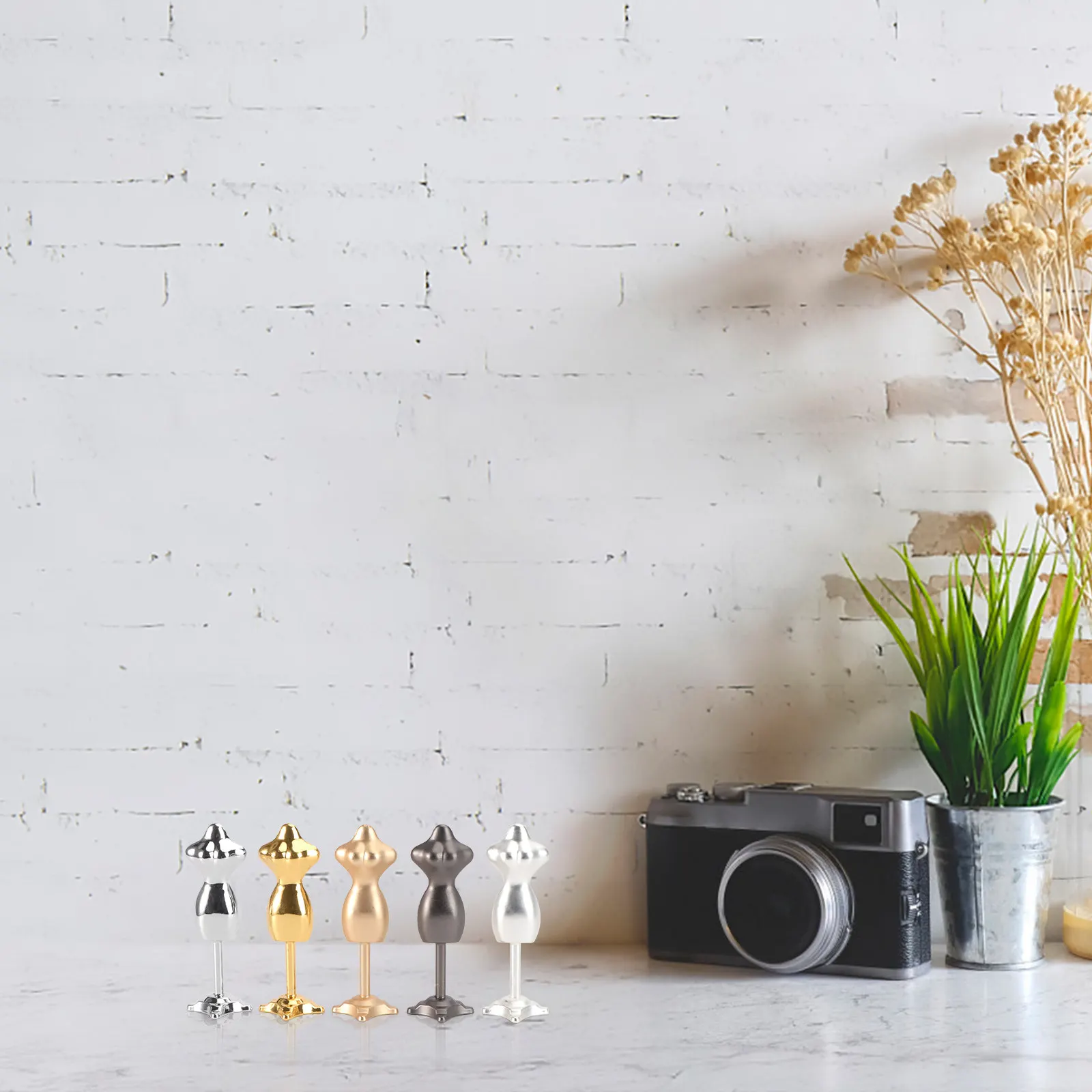 lot-de-5-mini-cintres-metalliques-pour-maison-miniature-accessoire-de-scene-ideal-pour-petits-espaces-robuste-et-durable-details-realistes