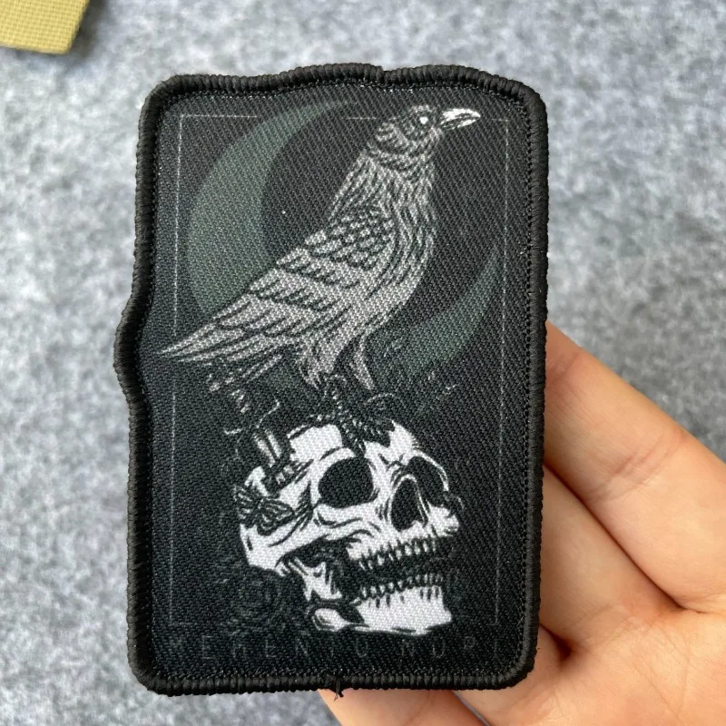 Parche táctico MEMENTO MORI cuervo y calavera – gancho y bucle - imagen 5