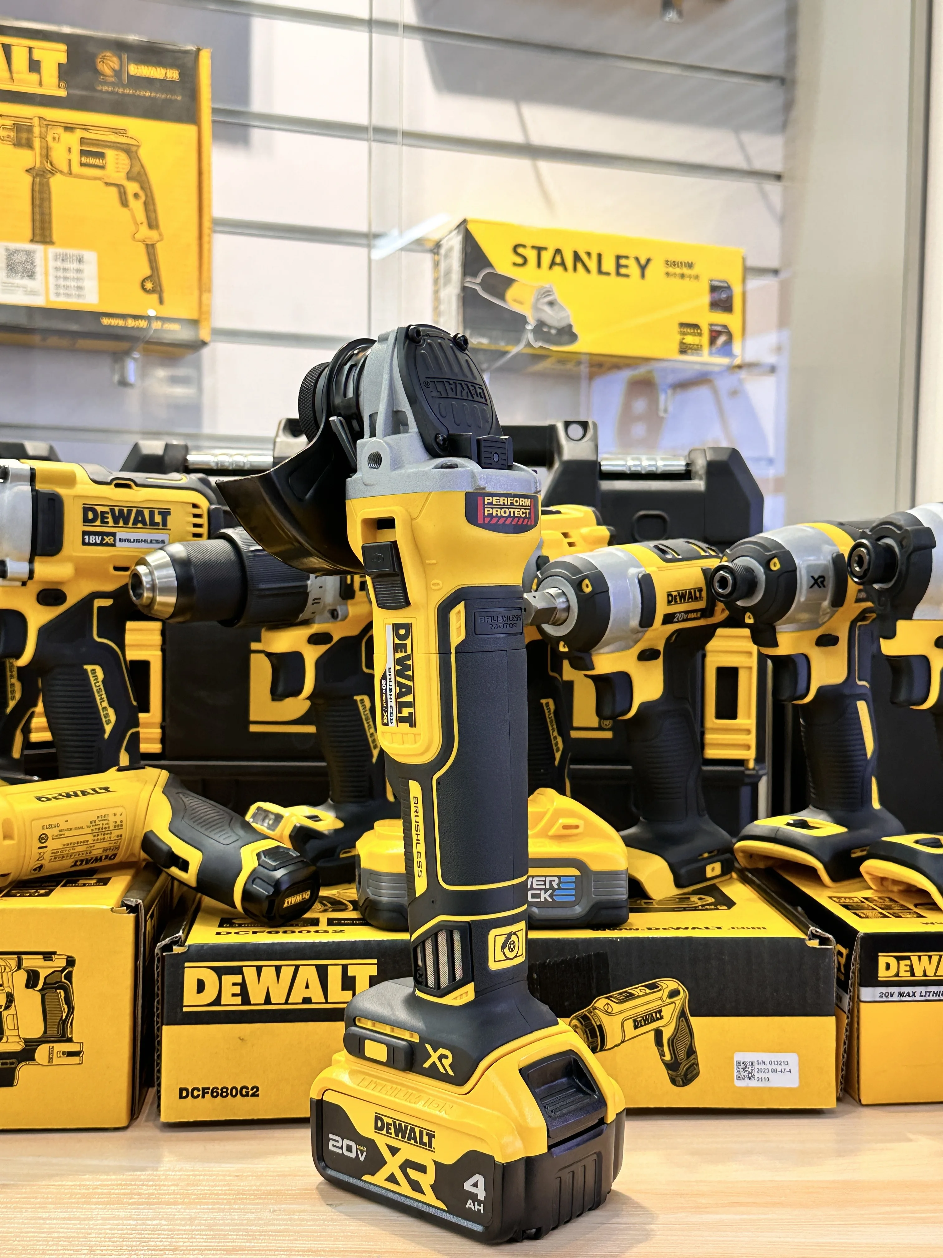 Imagem -05 - Dewalt-rebarbadora sem Escova Ferramenta Elétrica sem Fio Polidora de Impacto Máquina de Corte Carpintaria Faça Você Mesmo Dcg405 125 mm M14 Dewalt 20v