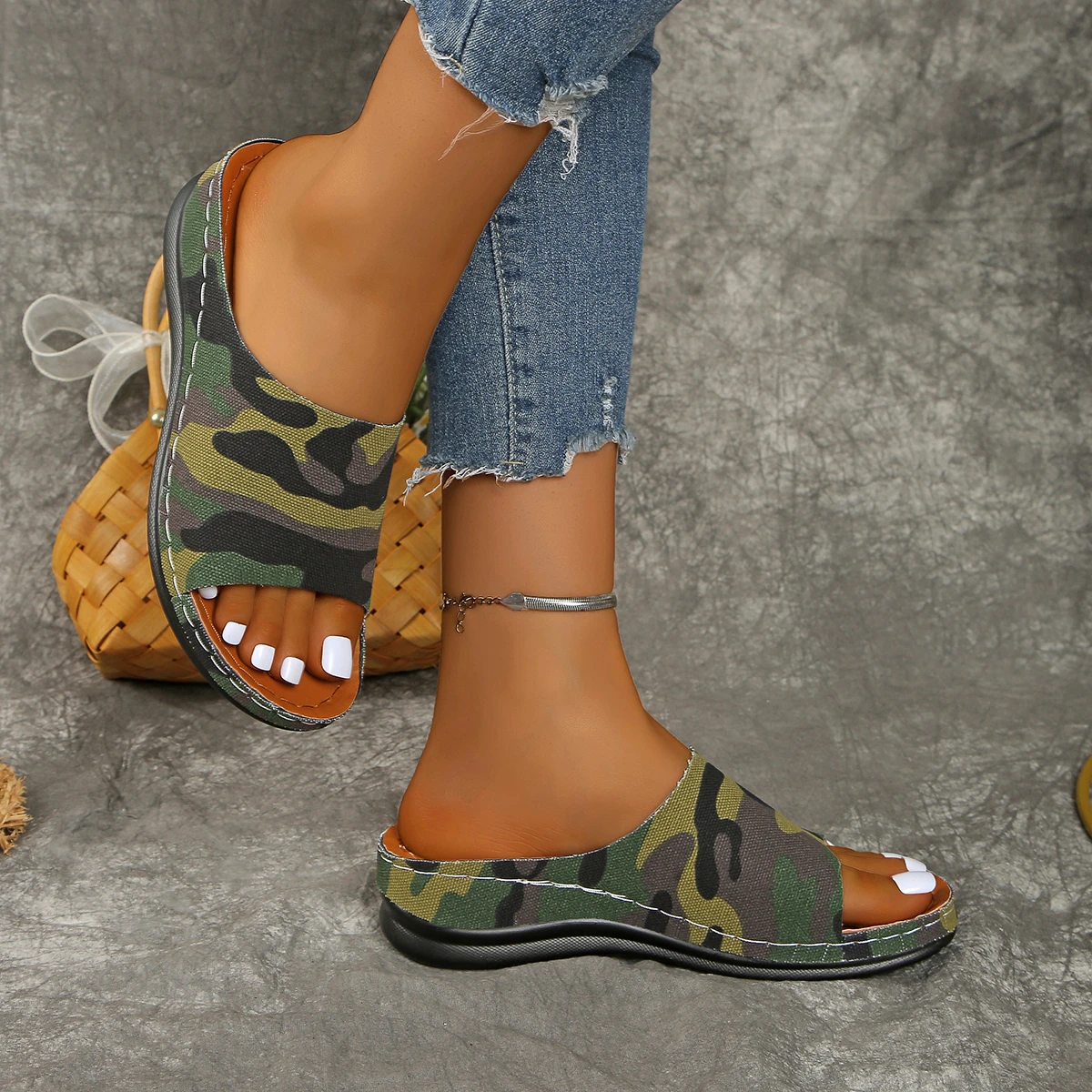 

Fashion Army Green Wedge Slippers Women Summer New Light Low Heels Sandals Woman Plus Size 43 Casual Non Slip Beach Slides