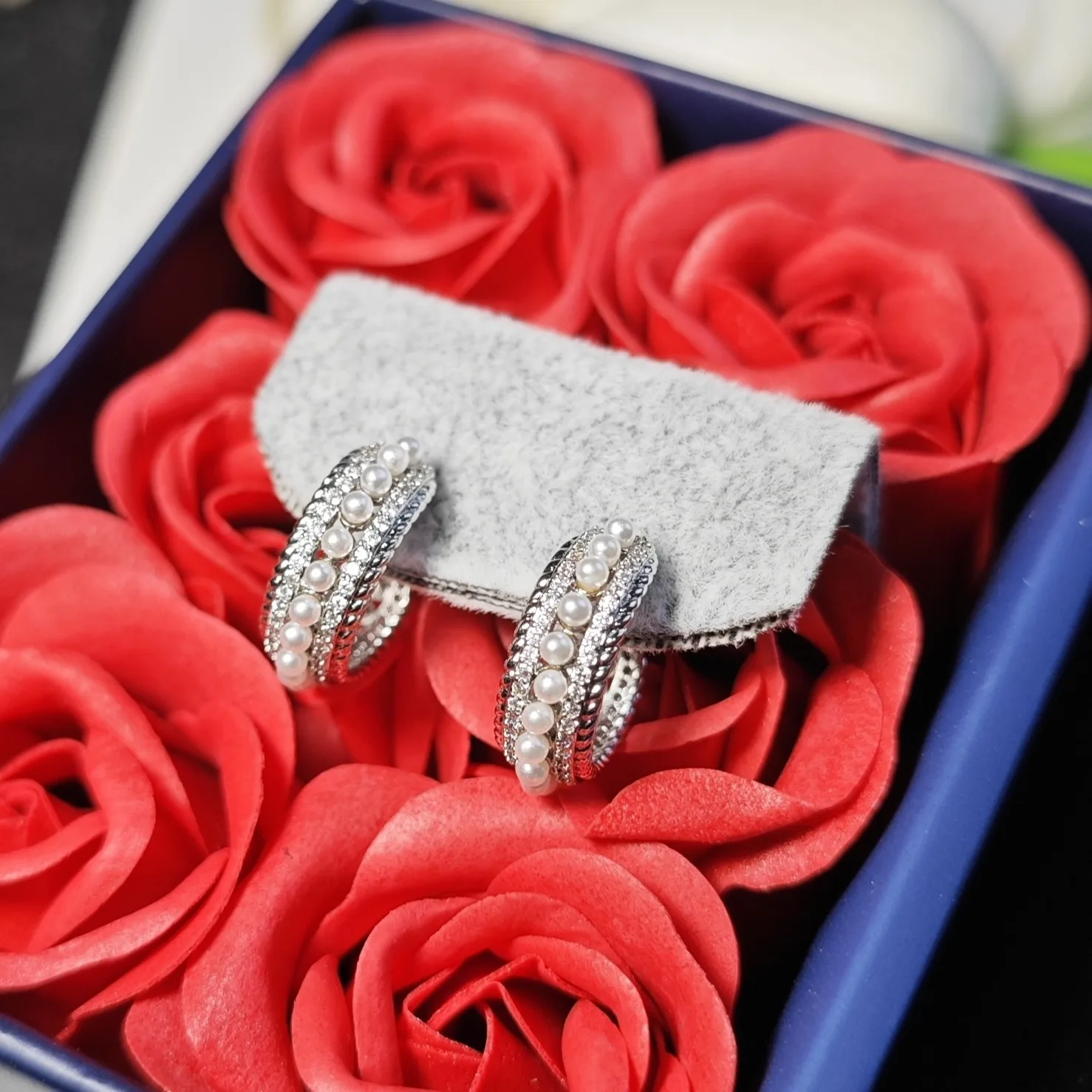 

Маленькие женские серьги с ароматным жемчугом в стиле ретро, легкий роскошный темперамент во французском стиле, универсальные серьги