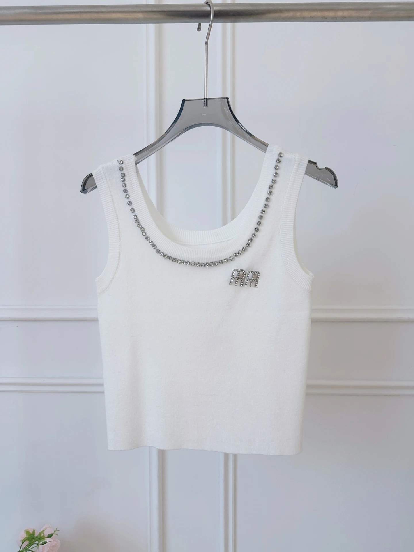 

Женский модный вязаный жилет Slim Fit с круглым вырезом, жемчужной отделкой и брошью, повседневный летний топ