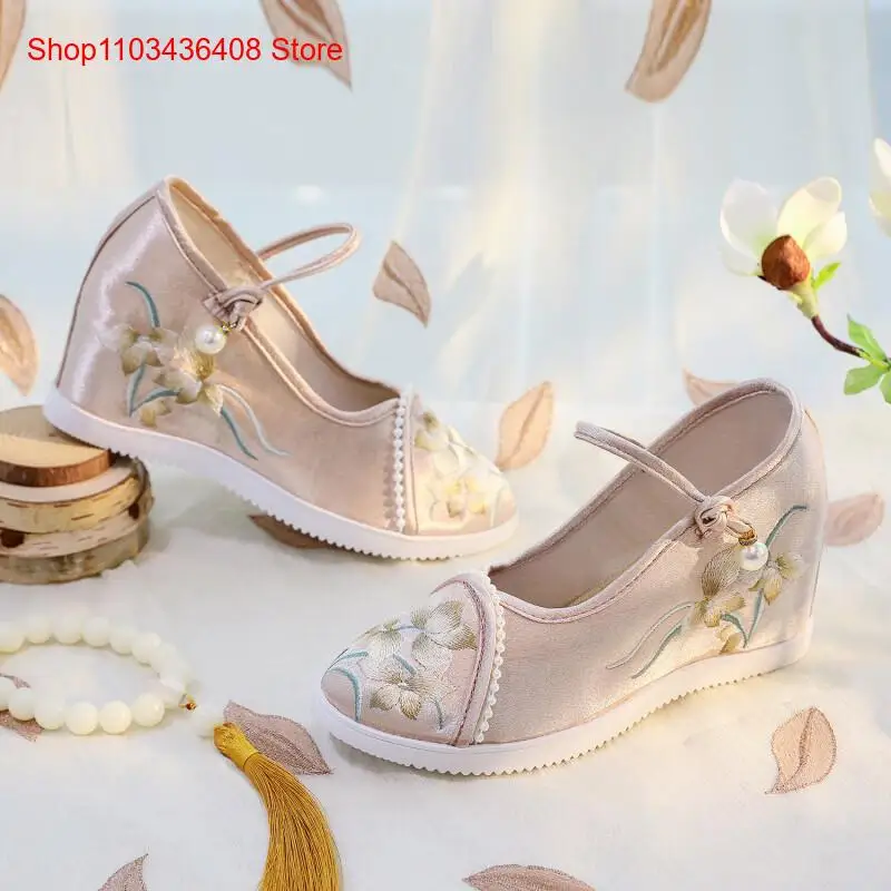 New Lightweight Thick-Soled Height-Increasing Cloth Shoes for Women with Straps and Ethnic Style Embroidered Shoes