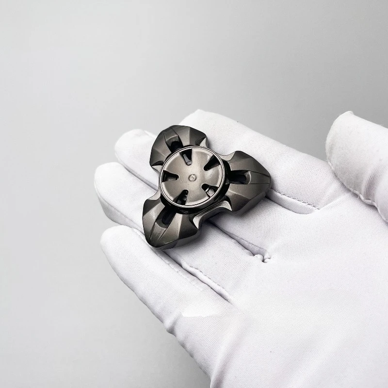 Brinquedo de descompressão de giroscópio de ponta do dedo giratório oco de três páginas de metal mecânico EDC desdentado