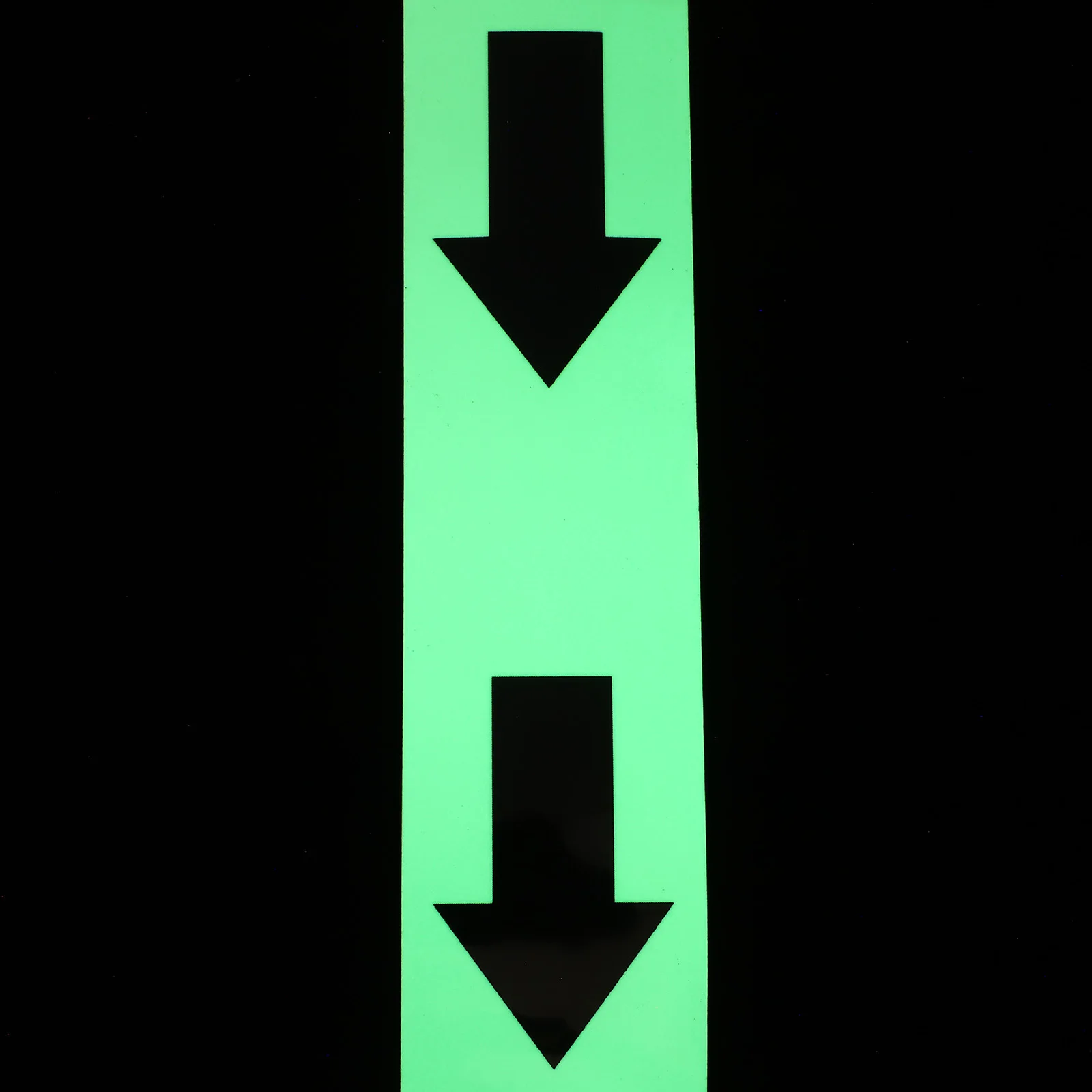 1 لفة تتوهج في شريط السهم الداكن ملصقات أرضية مضيئة علامات اتجاهية عاكسة للسلامة الداخلية والخارجية مقاومة للماء