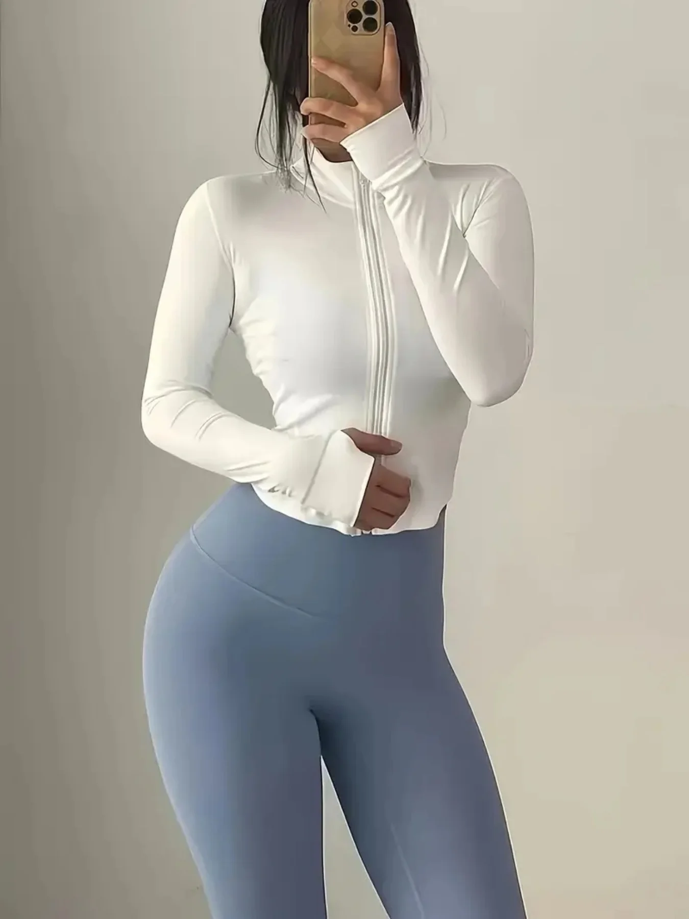 

Спортивная одежда для фитнеса и бега: облегающий, утягивающий топ для йоги, велоспорта, пилатеса и активного отдыха. Модный, трендовый, новый женский спортивный топ на молнии с воротником-стойкой и длинными рукавами в американском стиле. Универсальная спо