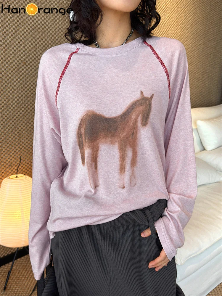 

HanOrange 2026 Весенняя коллекция: Свободный топ с принтом лошадей и пони, с декоративной строчкой ‌ Женская футболка с длинным рукавом свободного кроя, розовая