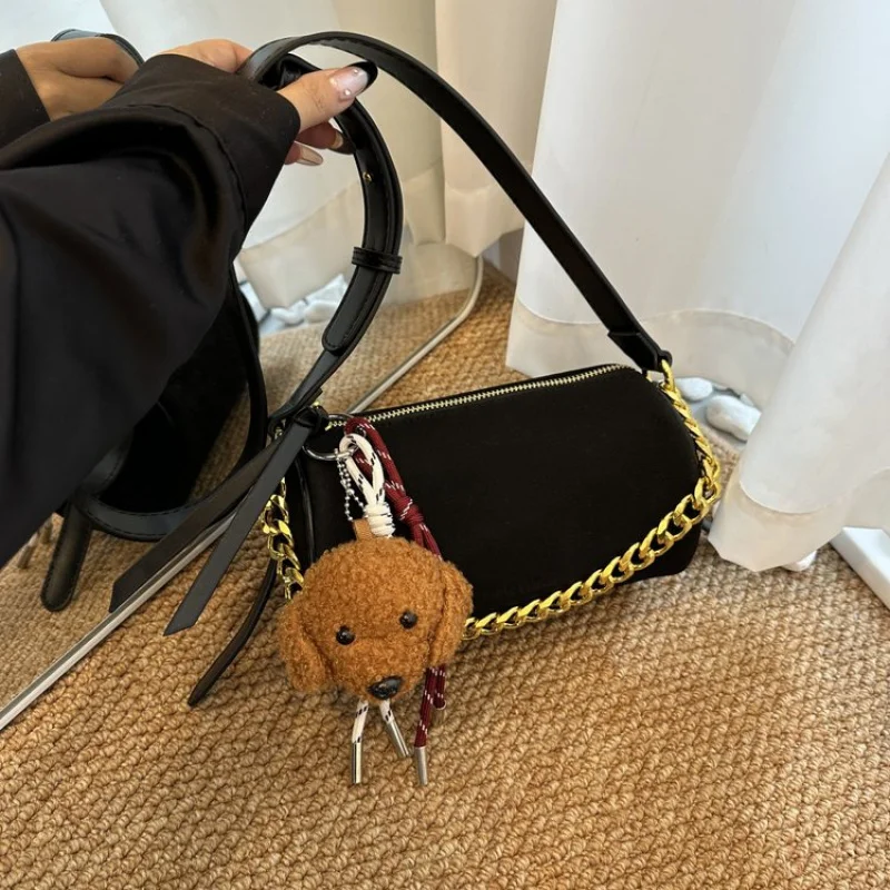 

Элегантная женская седельная сумка с изогнутым силуэтом и регулируемым кожаным ремешком для ежедневного использования