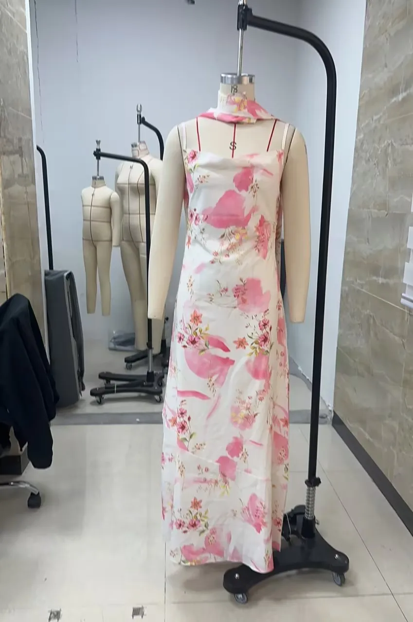 ผู้หญิงฤดูร้อน Cami ชุดสปาเก็ตตี้สายคล้องคอพิมพ์ลายดอกไม้ชุดยาวแฟชั่นชุดลําลองพร้อม Choker ผ้าพันคอ