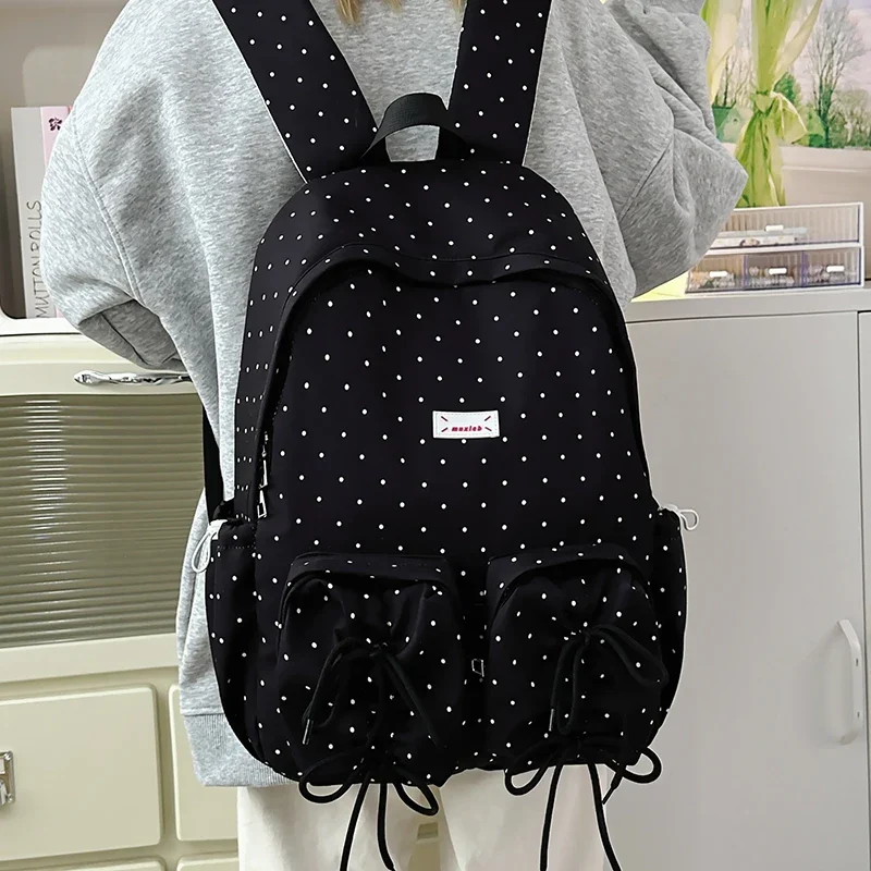 حقيبة ظهر الطالب مخططة من النايلون 2025 بساطة جديدة بلون سادة حقيبة ظهر عالية السعة للسفر خارج حقيبة ظهر متعددة الاستخدامات