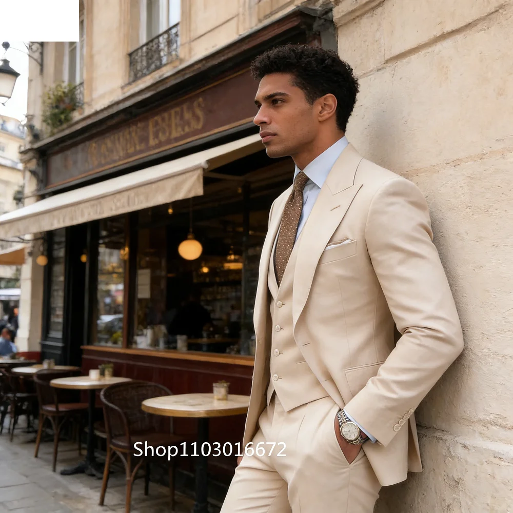 

Мужской классический смокинг-тройка с острыми лацканами: пиджак, жилет, брюки. Однотонный костюм для вечеринок, выпускных, повседневной носки и деловых встреч.