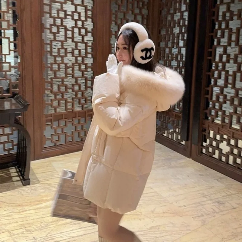 

Утолщенное теплое пальто с нишей для хлеба. Новый зимний стиль. Симпатичная пуховая куртка в корейском стиле с капюшоном и хлопковой подкладкой. Меховой воротник и розовый.