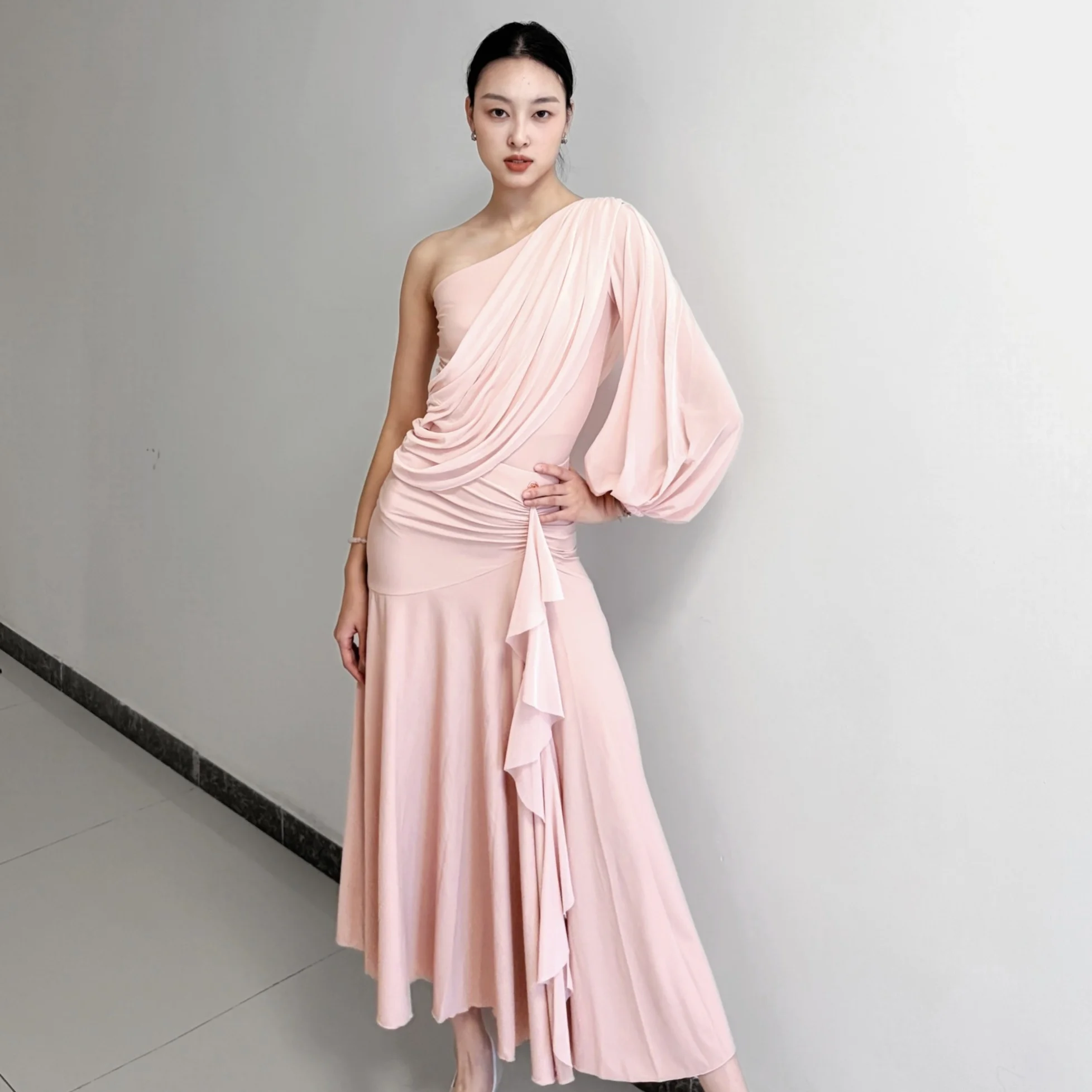 

Костюм для бальных танцев 2022, женский костюм с наклонными плечами и рукавами-фонариками, розовые топы, юбка с оборками, платье для соревнований по вальсу для взрослых, DNV25729