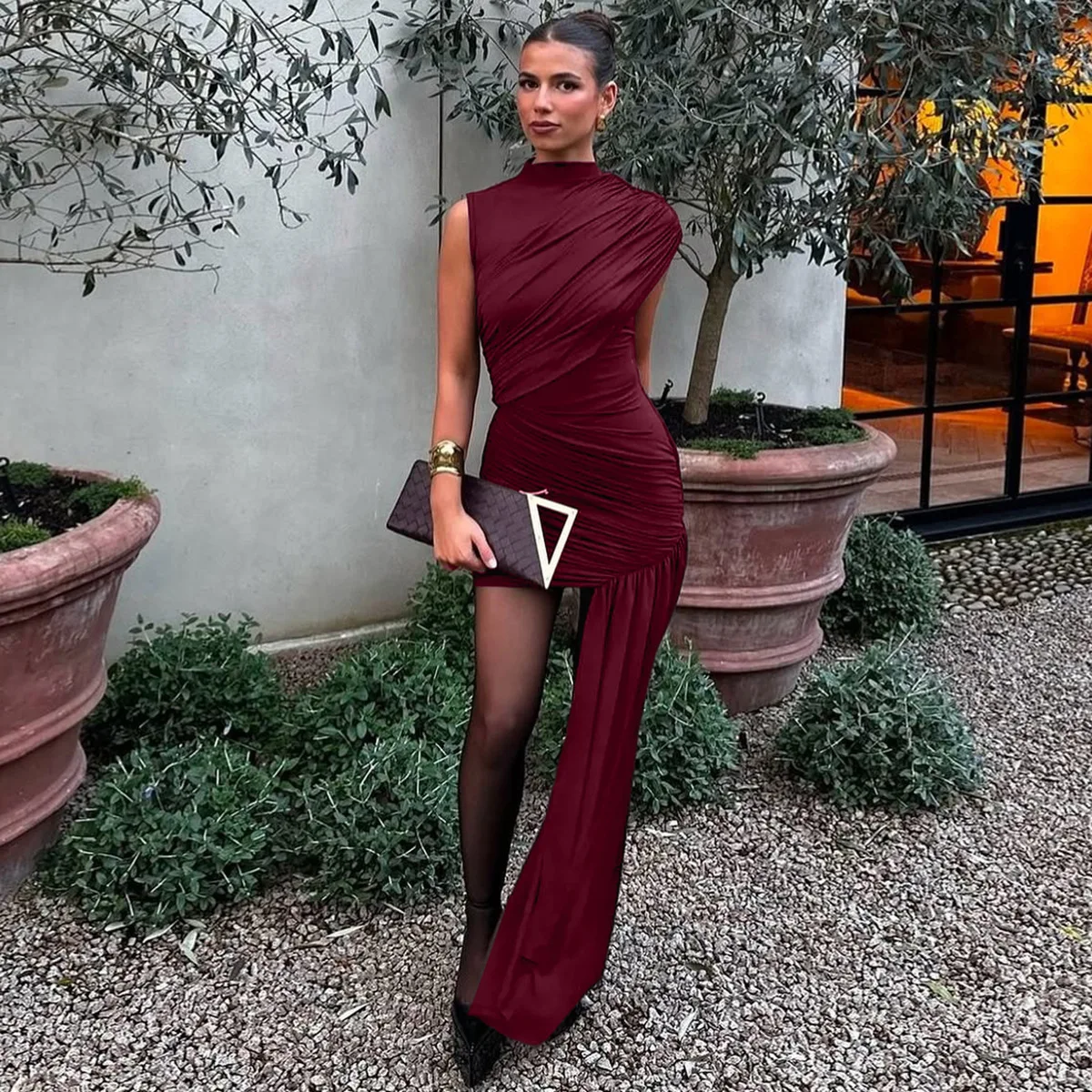 فستان Bodycon للسيدات: تفاصيل سموك، حاشية غير متماثلة، بدون أكمام - للعمل والسهرات