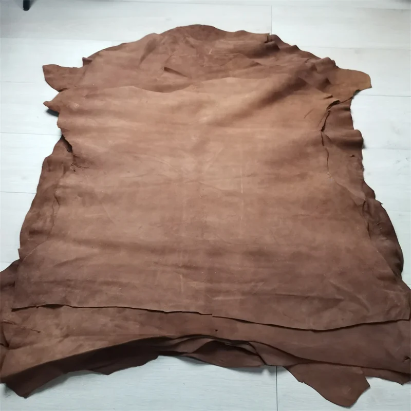 1 mm braunes schwarzes Schaf-Wildleder. Oberleder. Echtlederstoff. Handgefertigtes DIY für Kleidung im Inneren. Paketkante. Ganzes Schaffell – Detail 4