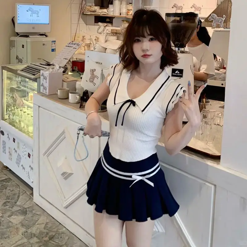 

Модный летний комплект-двойка 2026: женский вязаный топ с отложным воротником и бантом в студенческом стиле + плиссированная короткая юбка контрастного цвета