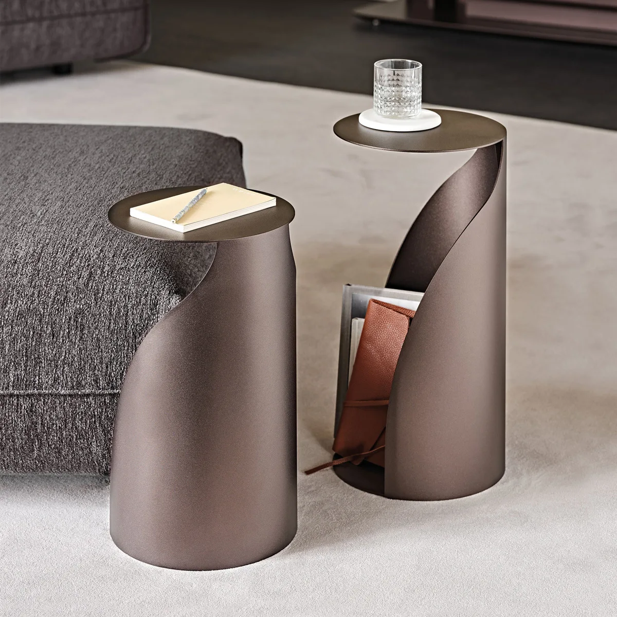 Modern Twisted Metal Nesting Side Table Set Round Top Sculptural Accent End Table Minimalist Sofa Side Coffee Table for Living R