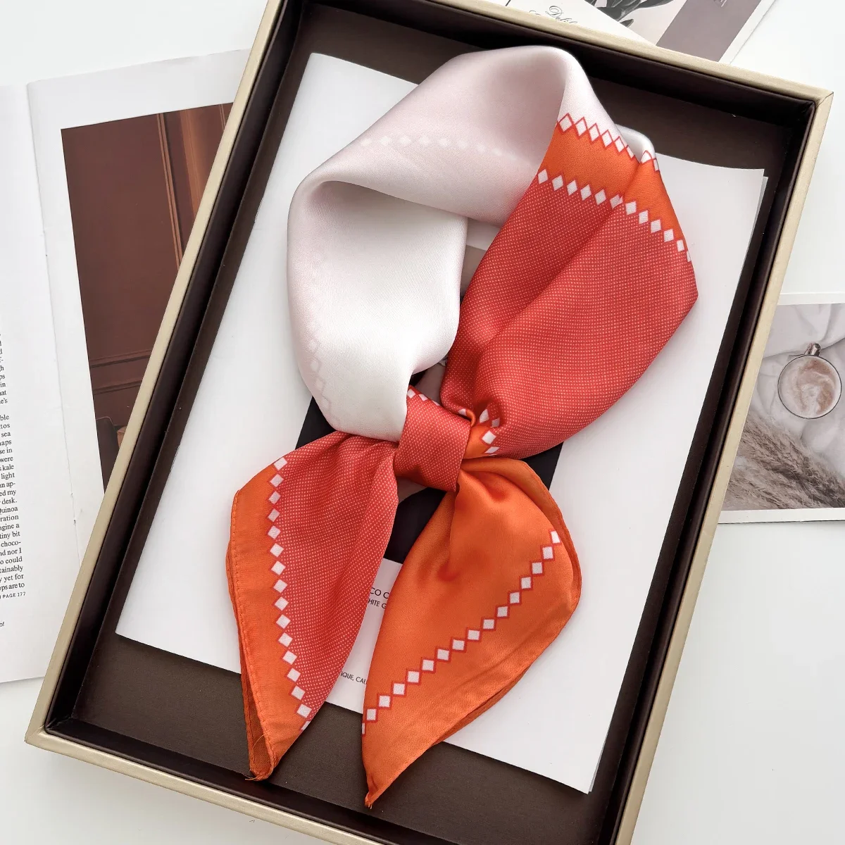 高級 2025 サテンプリントヘアスカーフ女性ハンカチネクタイハンドリストスカーフショールラップヘッドヒジャーブバンダナエシャルプ