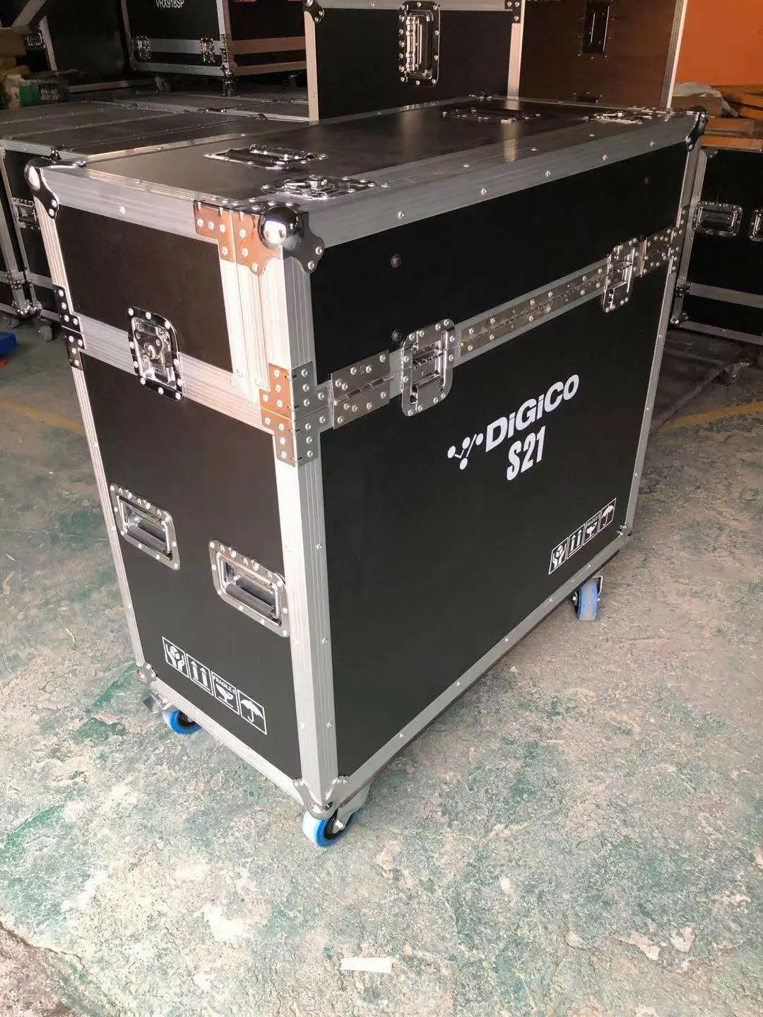 Digico S21 mixing console flight case, hydraulic S31 rack integrated shockproof and rainproof reinforced case for transport.