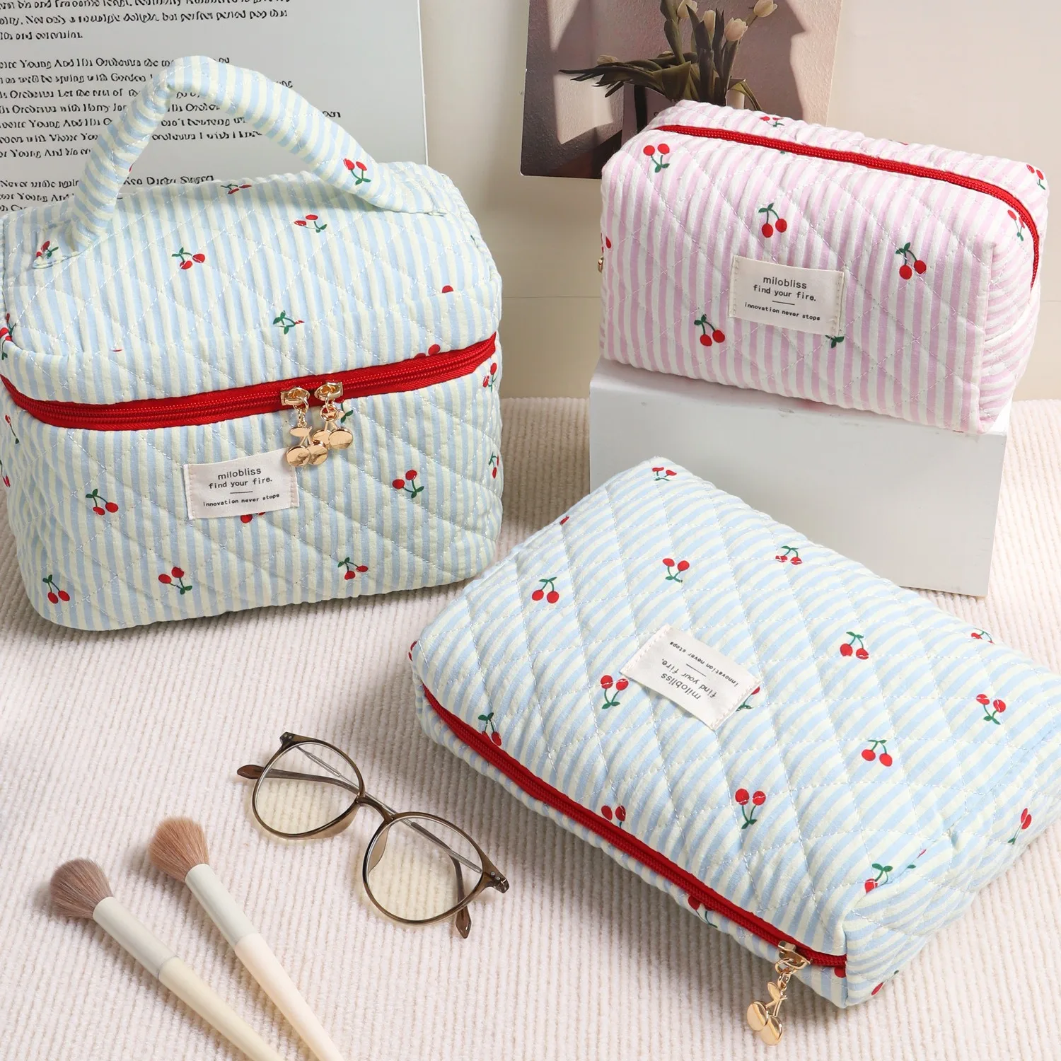 Bolsa de cosméticos acolchada con estampado de cereza roja ins versión coreana, bolsa de almacenamiento simple versátil a rayas de tres colores para salir, porta de viaje