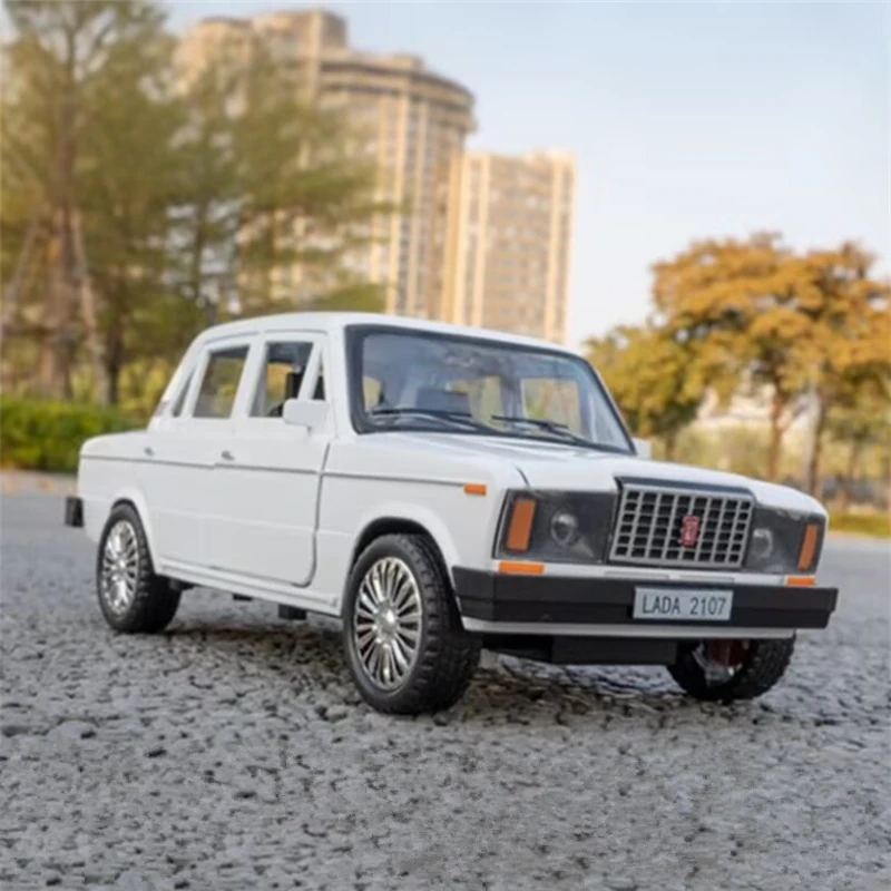 1/18 LADA 2107 Classic Car Alloy Car Model Diecast Metal Vehicles Car Model Simulation Sound and Light Collection Kids Toys Gift