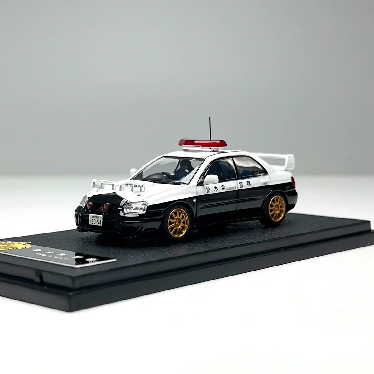 

Модель полицейского патрульного автомобиля Impreza WRX STI 8-го поколения (трехколесный) в масштабе 1:64 для Японии - литая модель