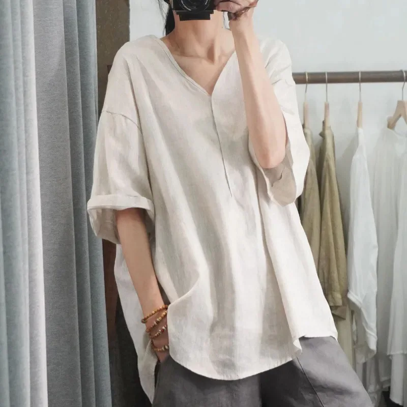 Detalle de la tela transpirable de la camiseta de verano para mujer talla grande.