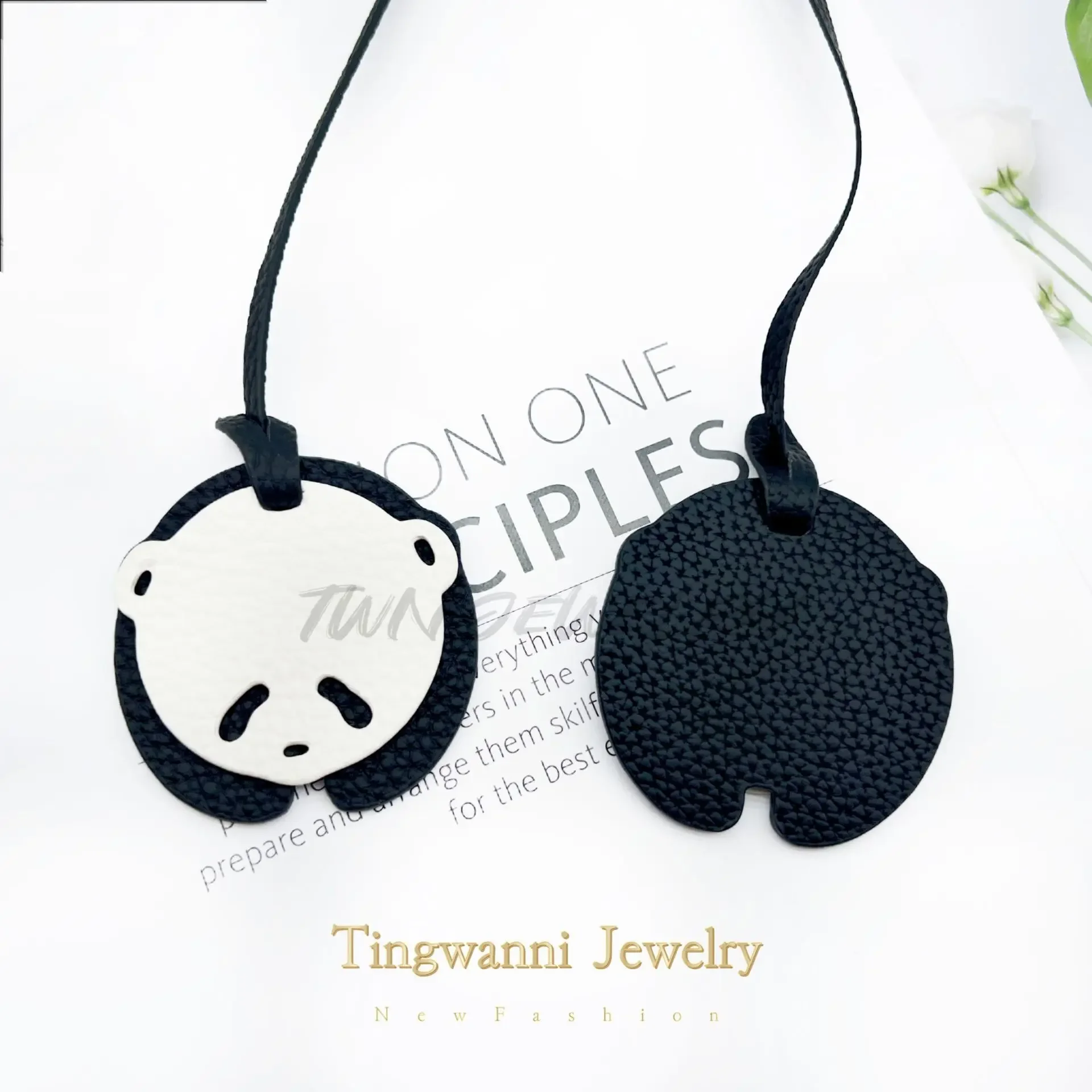 Cute Giant Panda Bag Pendant Head layer Leather Hanging Decoration Car Keychain Backpack Animal Hanging Decoration