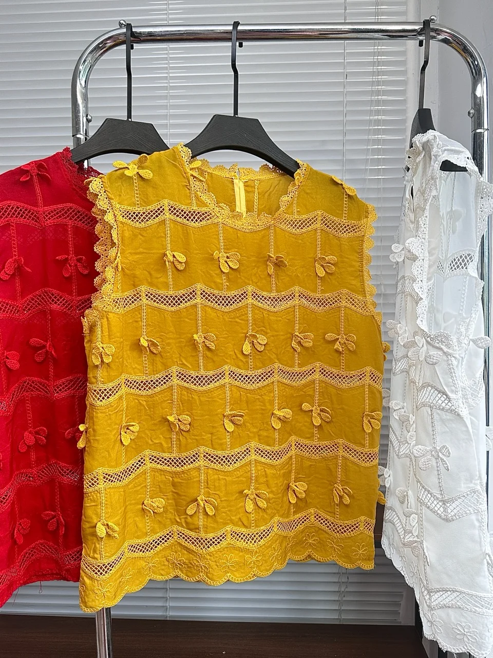 Women's Summer Elegant O Neck 3d Flowers Sleeveless Blouse Lady Solid Color Pullover Hollow Out Floral Tank Top