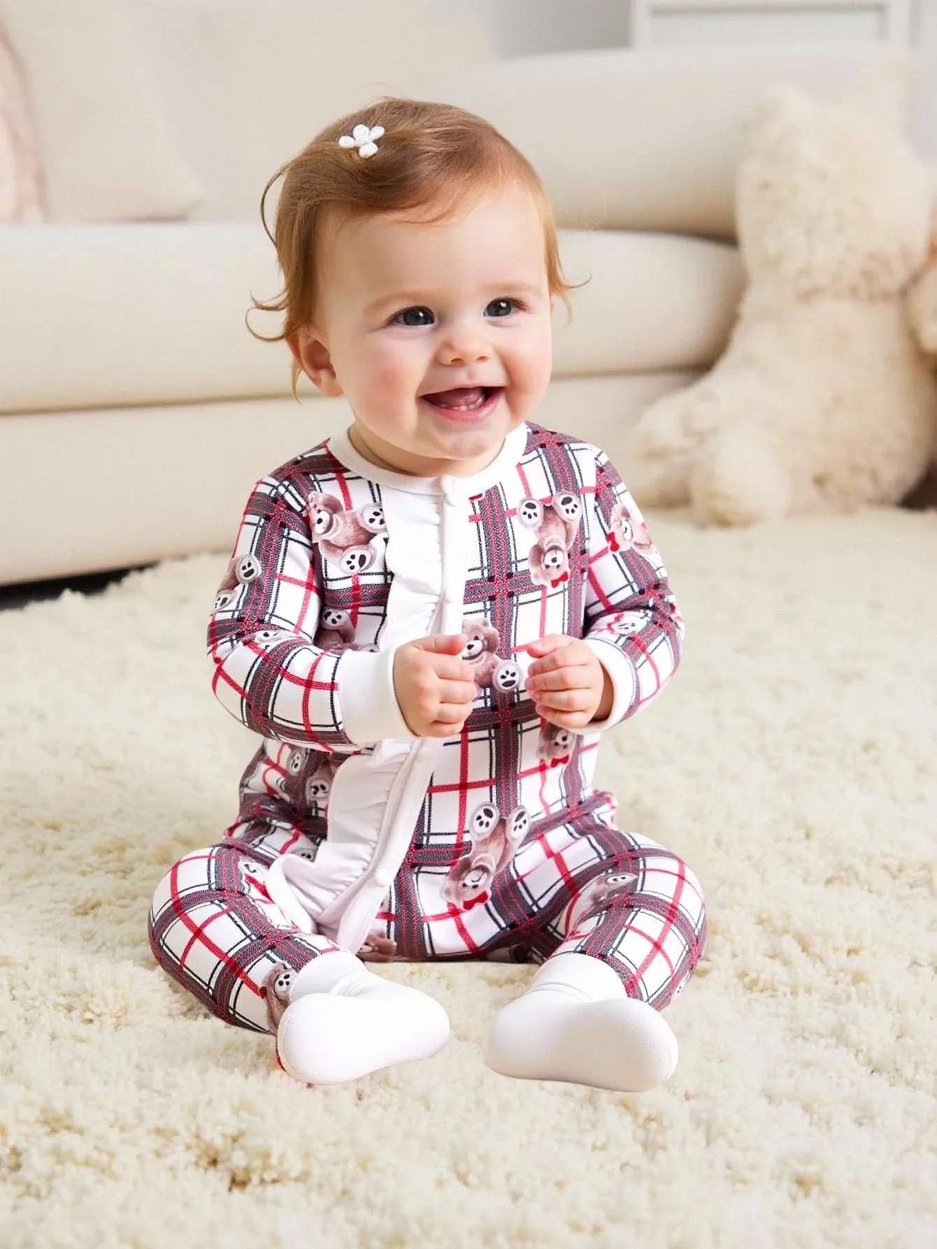 Süßes Baby Mädchen im Overall mit Karomuster, Rundhalsausschnitt und langen Ärmeln; beinhaltet eine Mütze für Herbst und Winter.