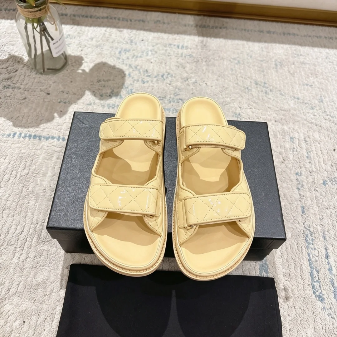 2026 Summer New Women's Thick Bottom Beach Travel Fashion Versatile Casual Slippers Commuting Date