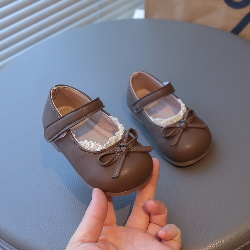 

Детские кожаные туфли для девочек 2026 года, весенние, новые, модные, в корейском стиле, с мягкой подошвой, нескользящие, универсальные, на шнуровке, для маленьких принцесс