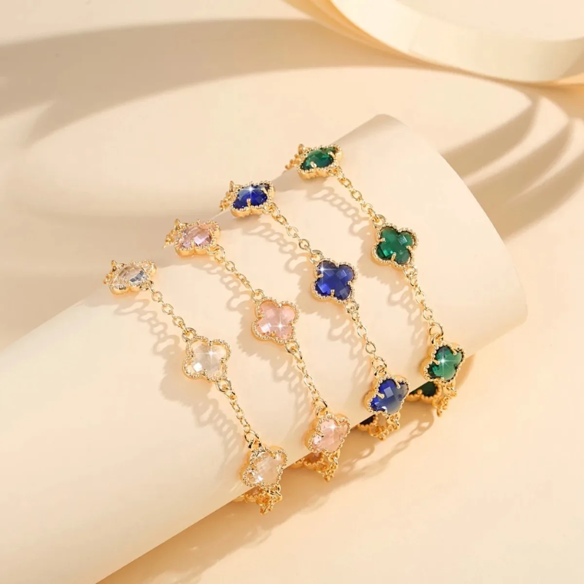 Una pulsera de lujo de cristal con flores de cuatro hojas para mujer, serie Ins moderna y sencilla, adecuada para banquetes y bodas