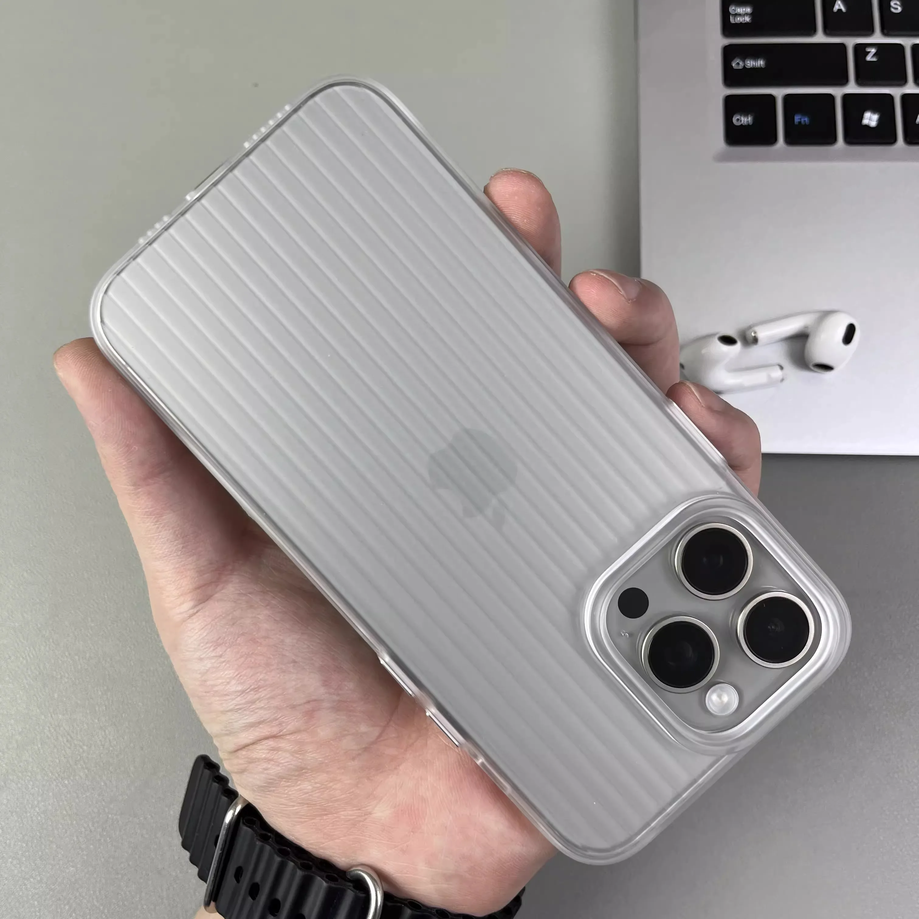 Natürliche Titan-Gitterstreifen-Muster Handyhülle für iPhone 16 14 15 13 Pro Max Plus Metallknopf Stoßfeste Hartschalen-Schutzhülle