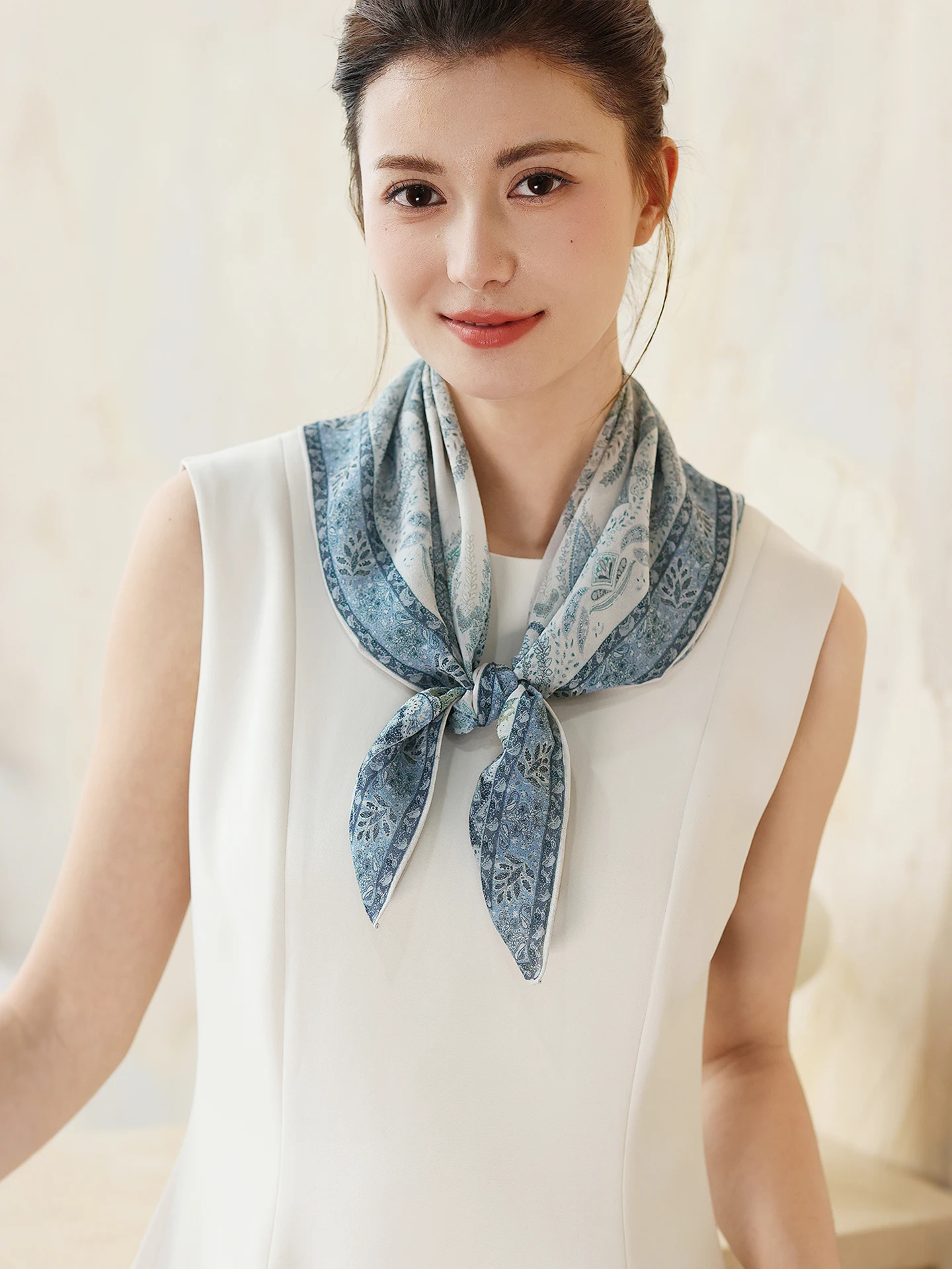 ブルーシルクスカーフ-レディース-2026年春新作-薄手-高級感-小さめスクエアスカーフ-首保護-夏ファッションアクセサリー