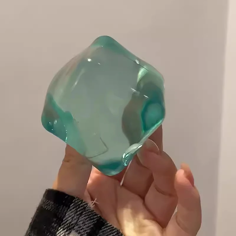 Large Ice Cubes Str…