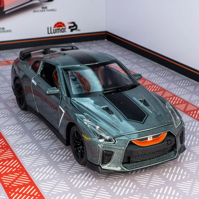 1:32 Nissan GTR 35 colección de adornos de modelo de coche de aleación, puertas y capó de motor, el maletero se puede abrir para niños