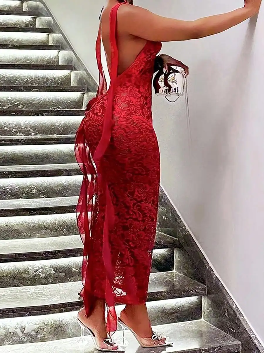 Robe maxi rouge en dentelle dos nu avec bretelles spaghetti et détails transparents, tenue de soirée sexy