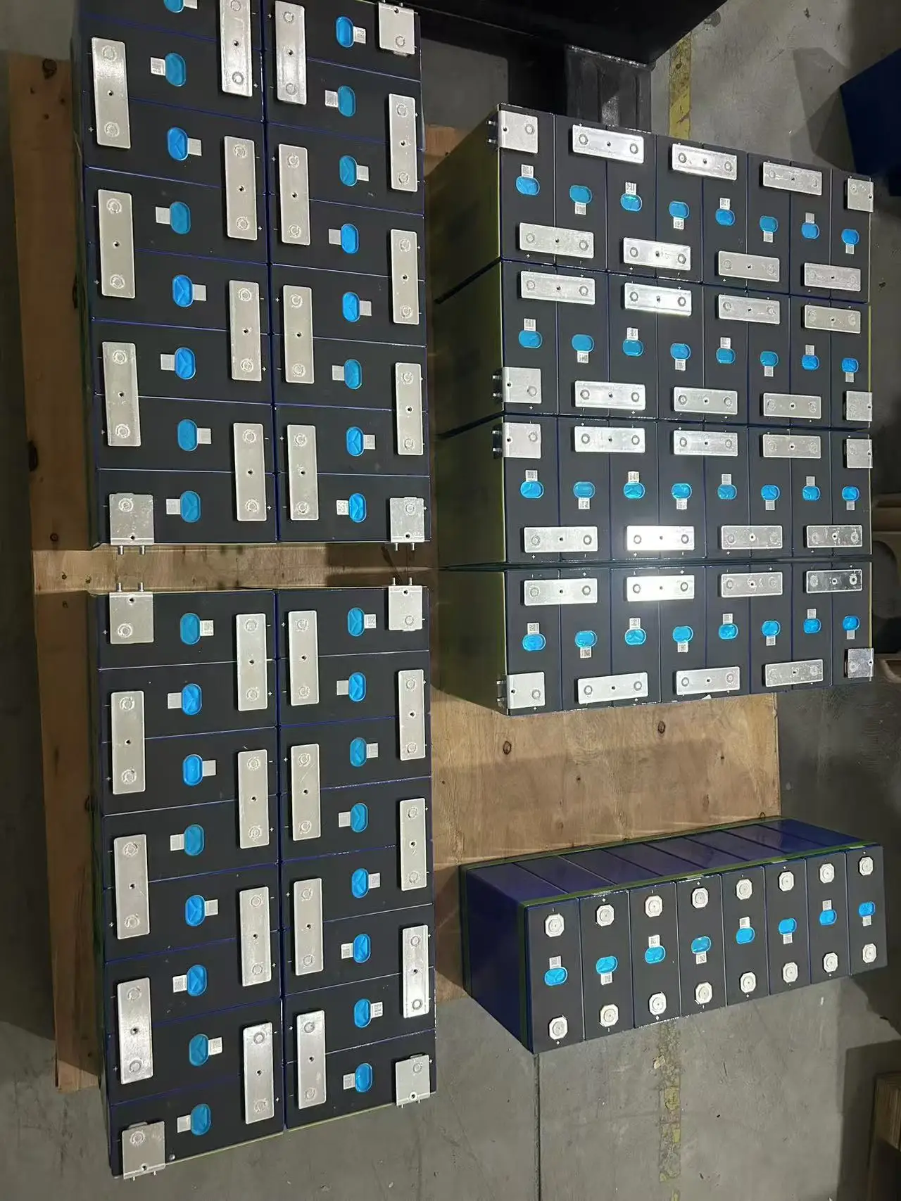 Solar Street Light Monitoring Lithium Iron Phosphate Battery 12.8V400AH Stainless Steel Shell Photovoltaic Energy Storage