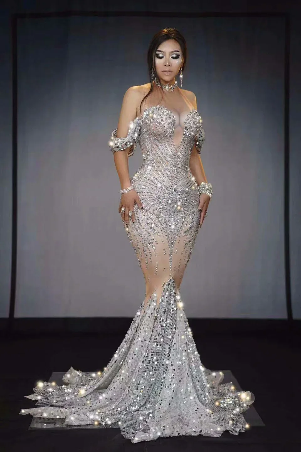 Robe à paillettes argentées clignotantes pour femmes, robe longue à grande queue, robe de longueur au sol, tenue de Rhd'anniversaire, tenue de soirée