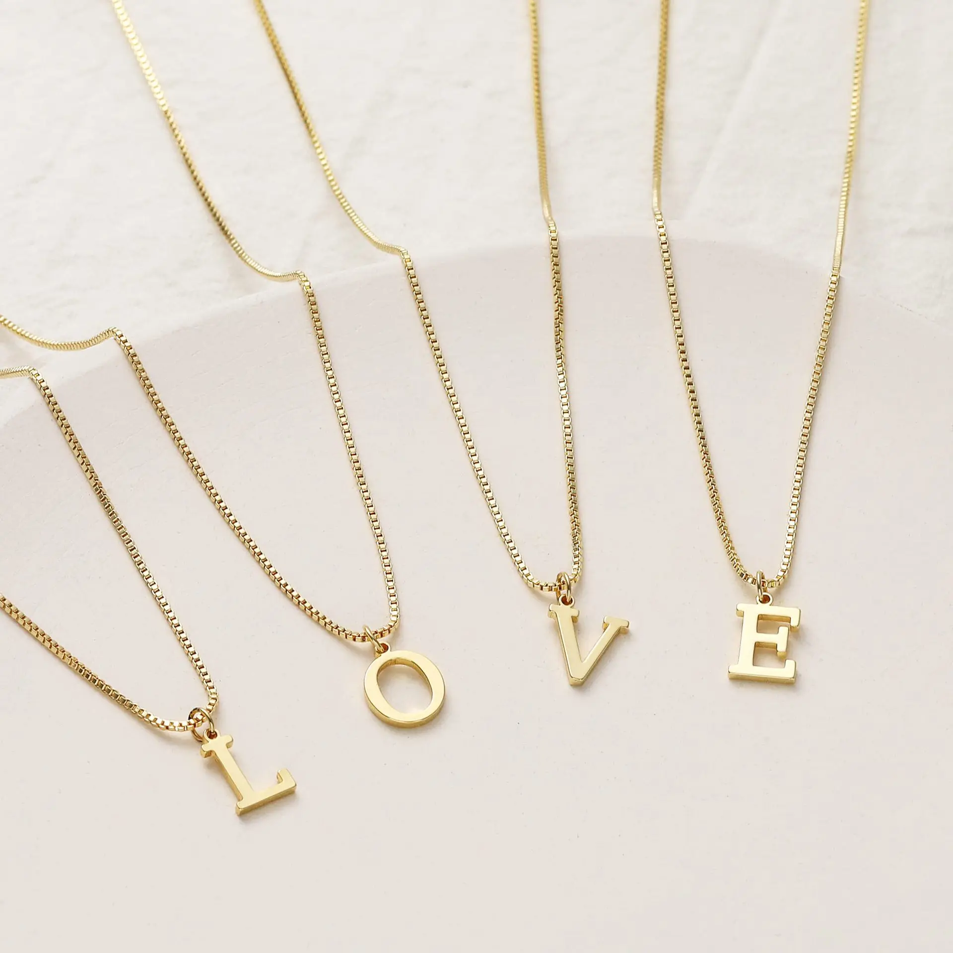 Lateefah Hot Selling New 26 Letter Pendant Necklace Fashion Box Chain Gold Neck Ornaments