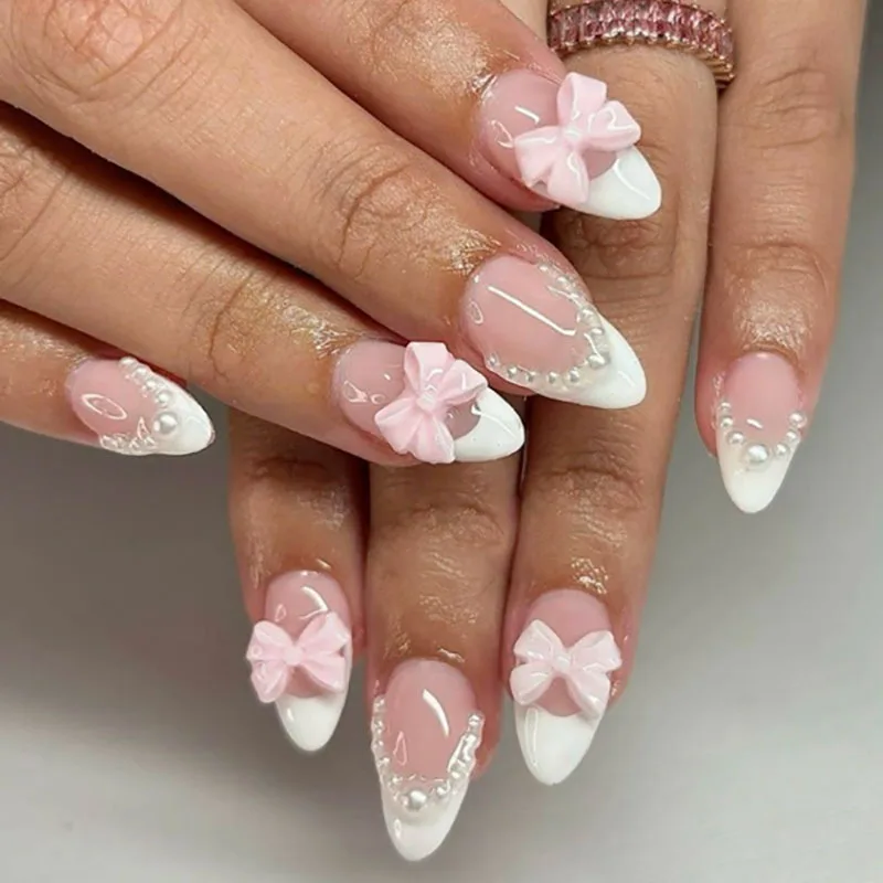 Kurze, mittellange künstliche Nägel für Frauen, süße, mandelförmige French-Nagelspitzen mit weiß-rosa Schleifenperlen, vollflächig abdeckende, aufklebbare Acrylnägel