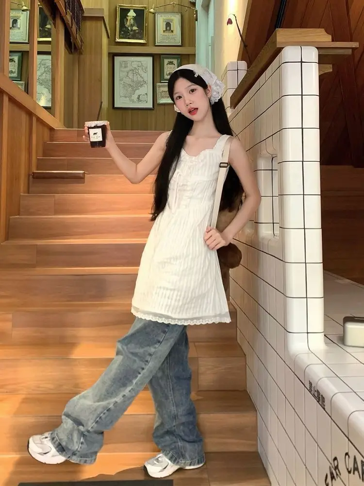 Vestido branco de tiras para verão feminino, renda doce francesa, figura pequena, cintura cinched e emagrecimento, saia curta em camadas