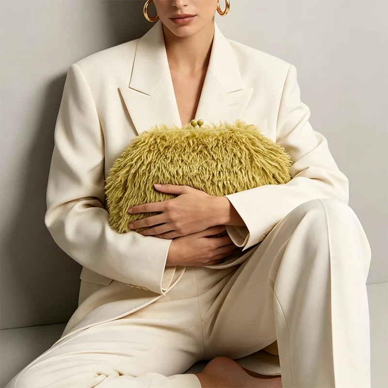 Clutch-Tasche mit Verschlussrahmen, Damen-Handtasche aus Kunstfell für Herbst und Winter, Plüsch-Umhängetasche mit Kette, elegante, modische Party-Abendtasche – Detail 13