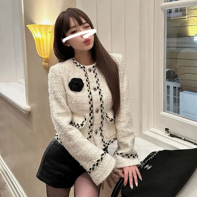 

French Luxury Small Fragrance Bright Silk Weaving Thick Tweed Short Coat Autumn New Women's Elegant temperament White Jacket