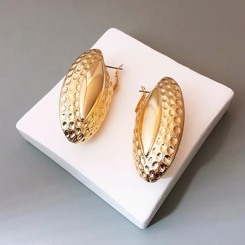 Anting-anting bertekstur Oval berongga logam untuk wanita anting-anting pesta wanita modis dan berlebihan