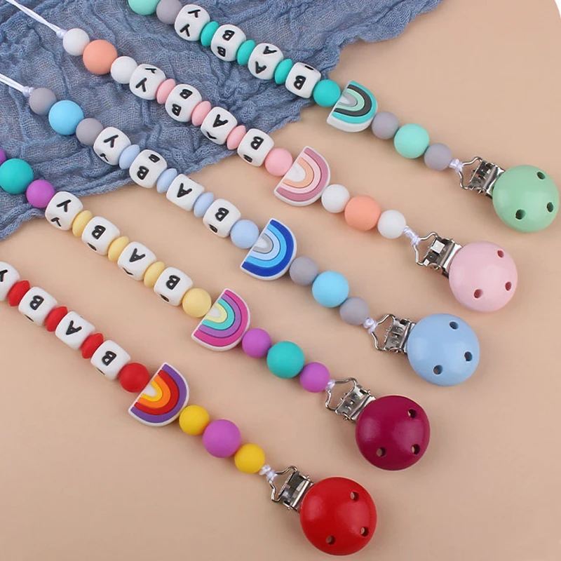 Kustom Nama Huruf Pelangi Dot Bayi Klip Rantai Gigitan Liontin untuk Bayi Bayi Mengunyah Tali Puting Pemegang Teether Hadiah Bayi